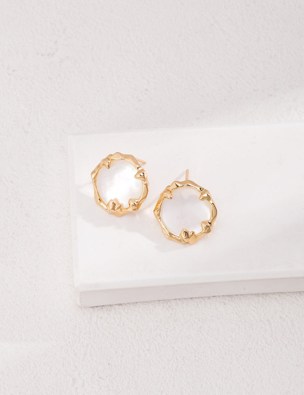 Boucles d'oreilles puces classiques en nacre