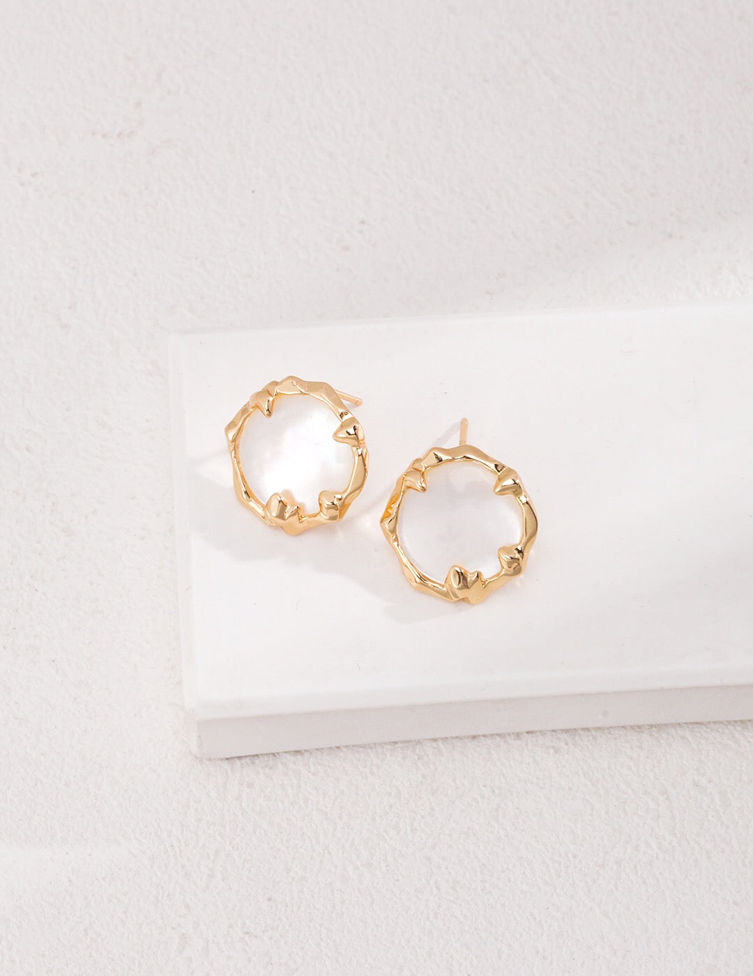 Boucles d'oreilles puces classiques en nacre