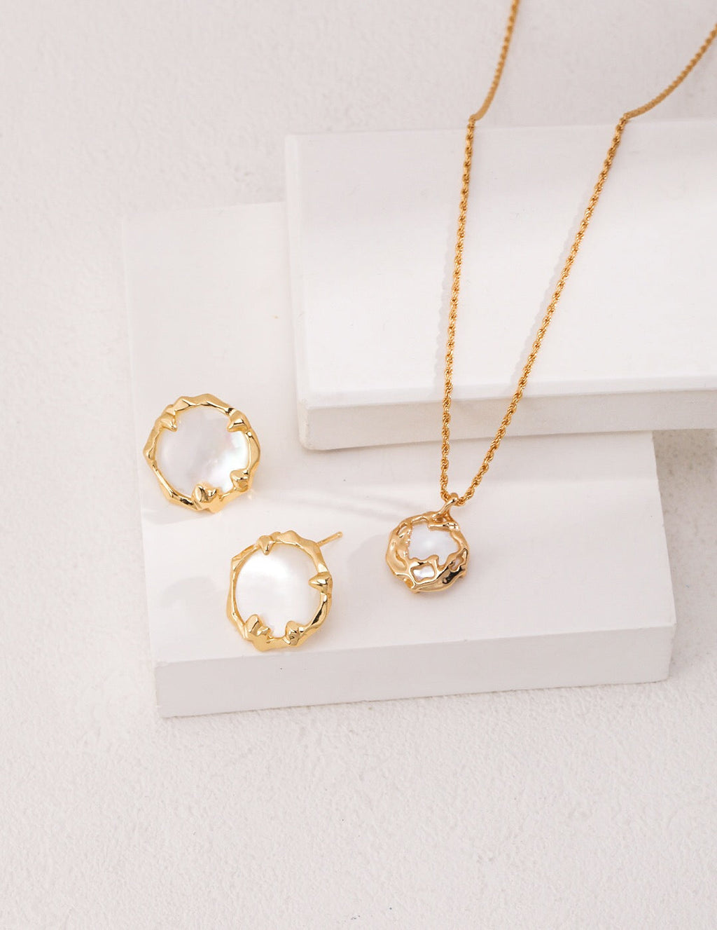Boucles d'oreilles puces classiques en nacre
