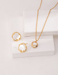Boucles d'oreilles puces classiques en nacre