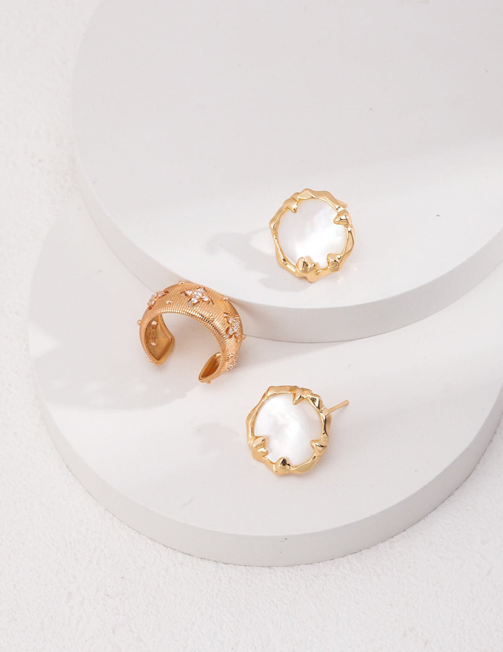 Boucles d'oreilles puces classiques en nacre