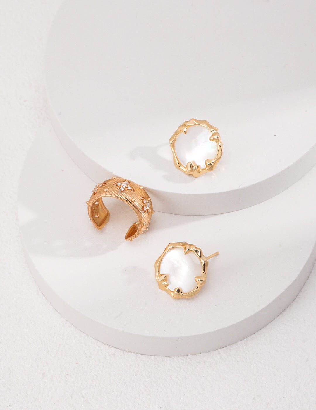 Boucles d'oreilles puces classiques en nacre
